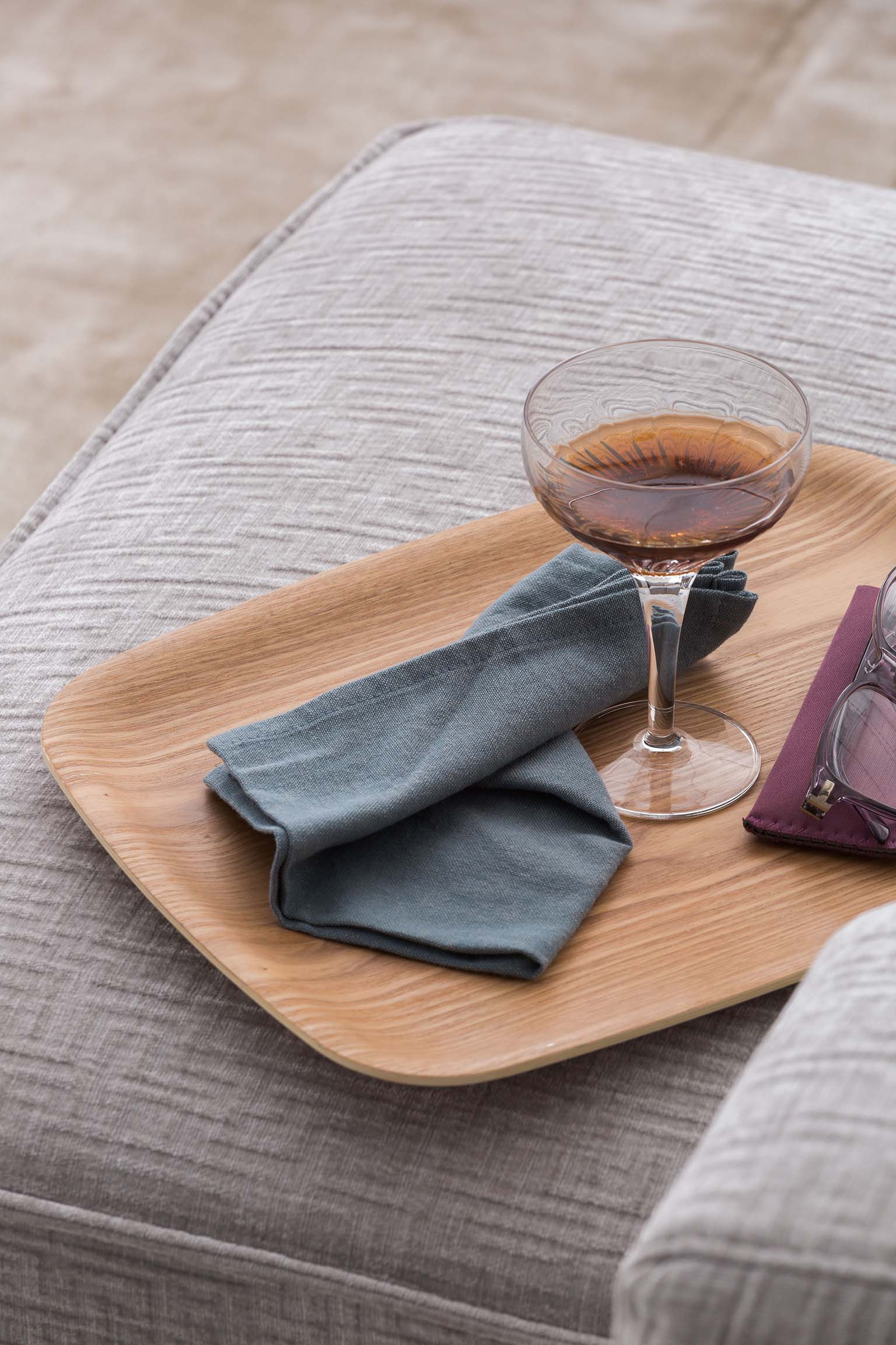 Diesis 080 fabric upholstery of a sofa with sliding seats and adjustable headrests