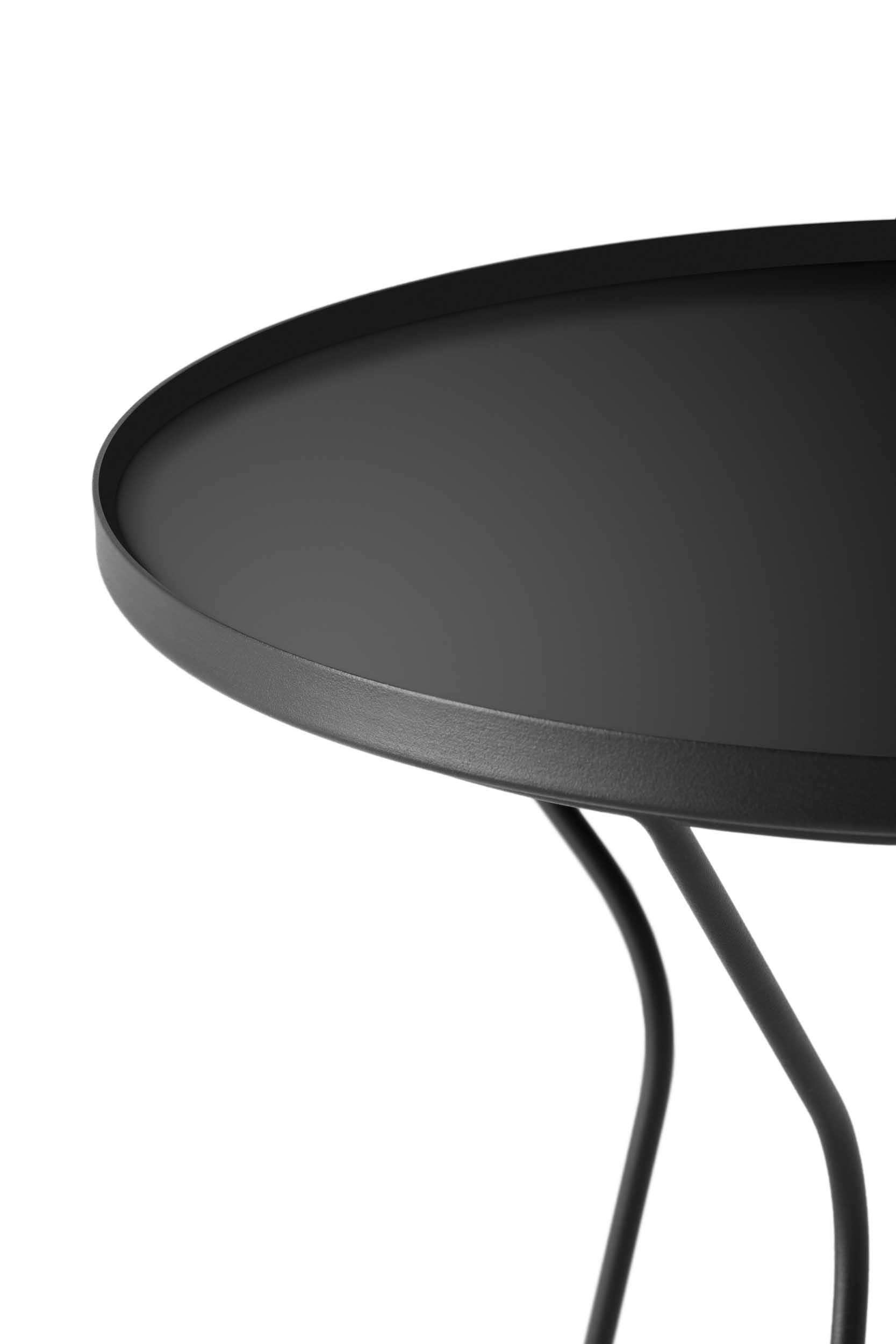 Close-up of the Jago table top with a small protruding edge.