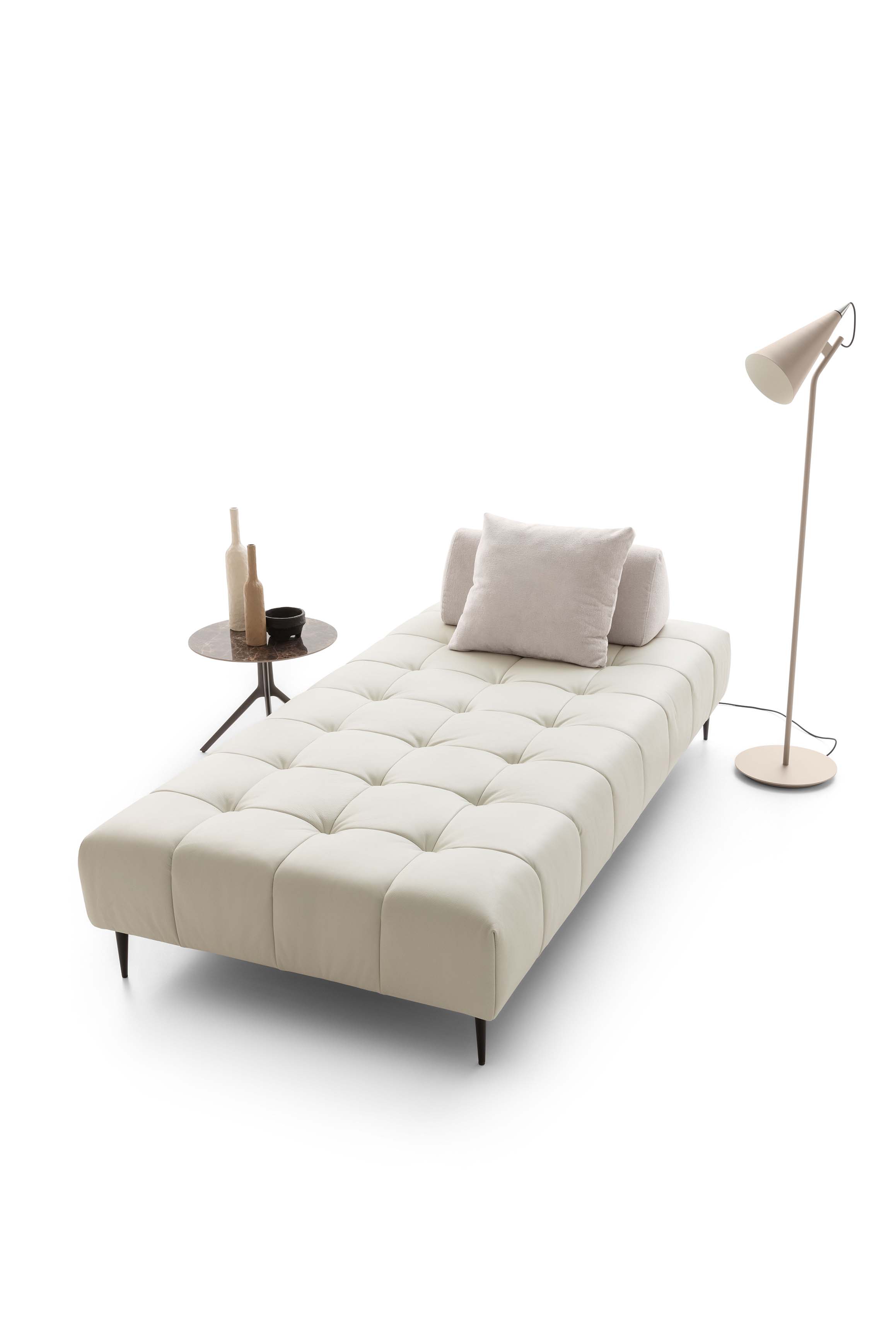 Single chaise longue of the Bowie sofa in white leather with a backrest and a cushion