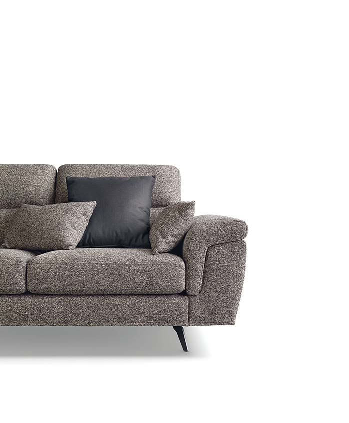 Detail of the soft and padded armrest of the Cupido sofa