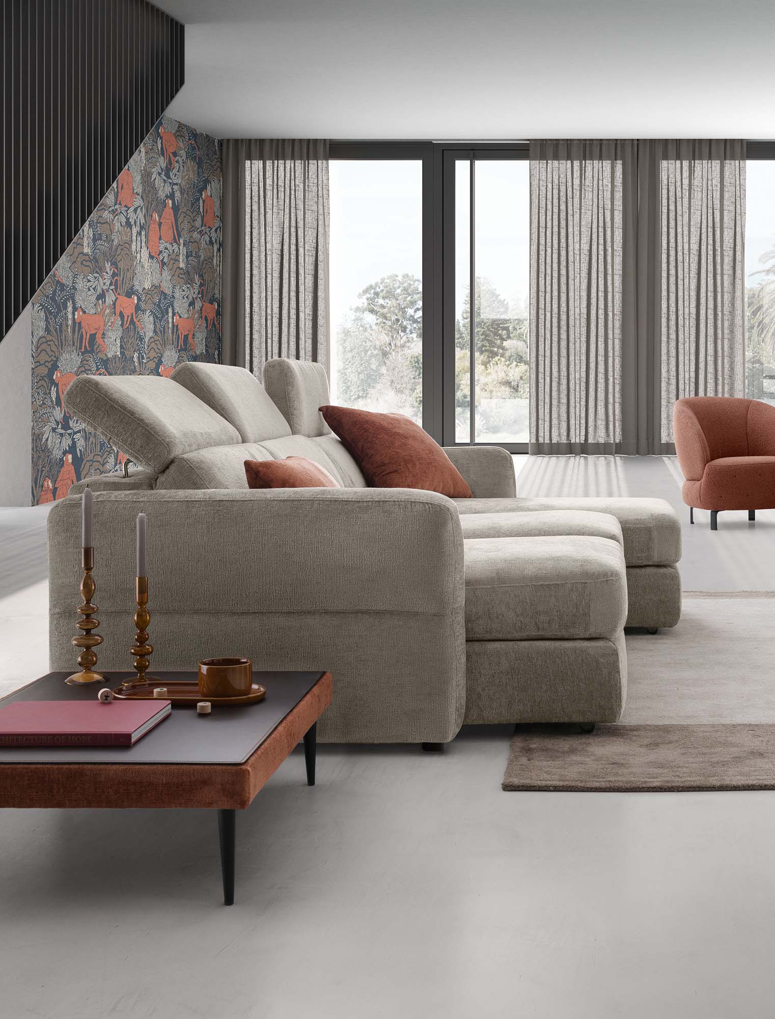 Three-seater sofa with open pull-out seats and headrest mechanisms open in 3 of the 7 available positions