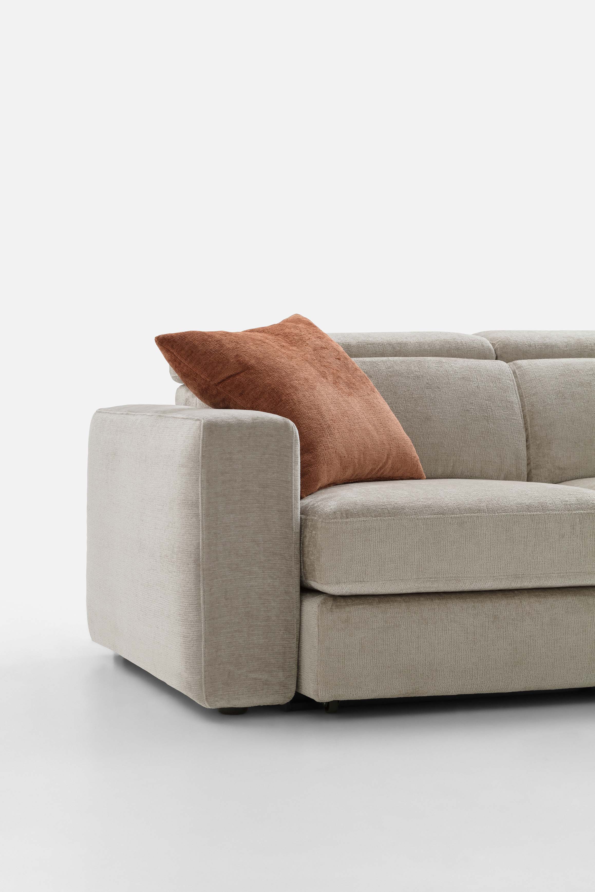 Linear and low-footed sofa with Bai armrest. Hill Double model