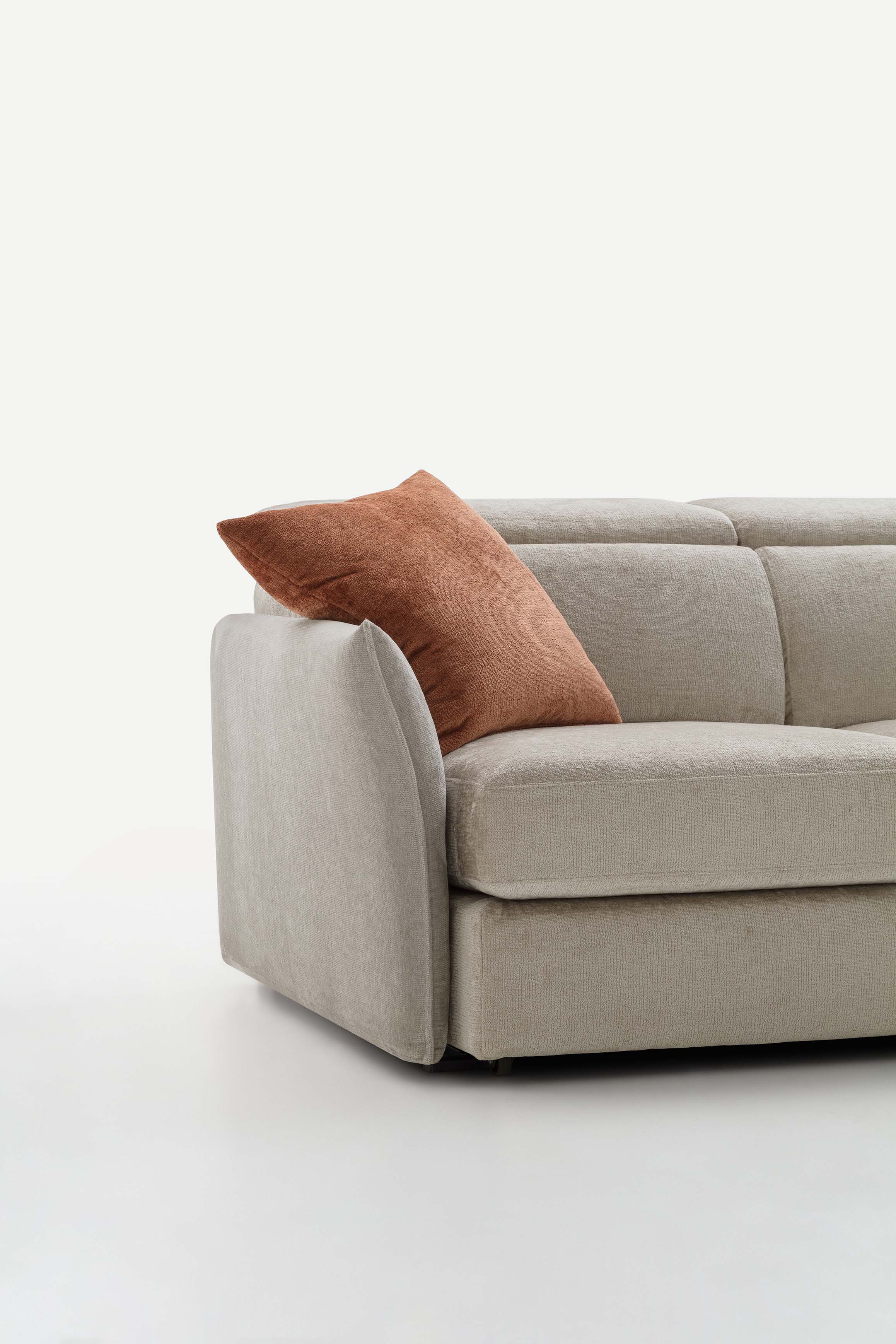Detail of the Drai armrest of the Hill Double sofa by LeComfort