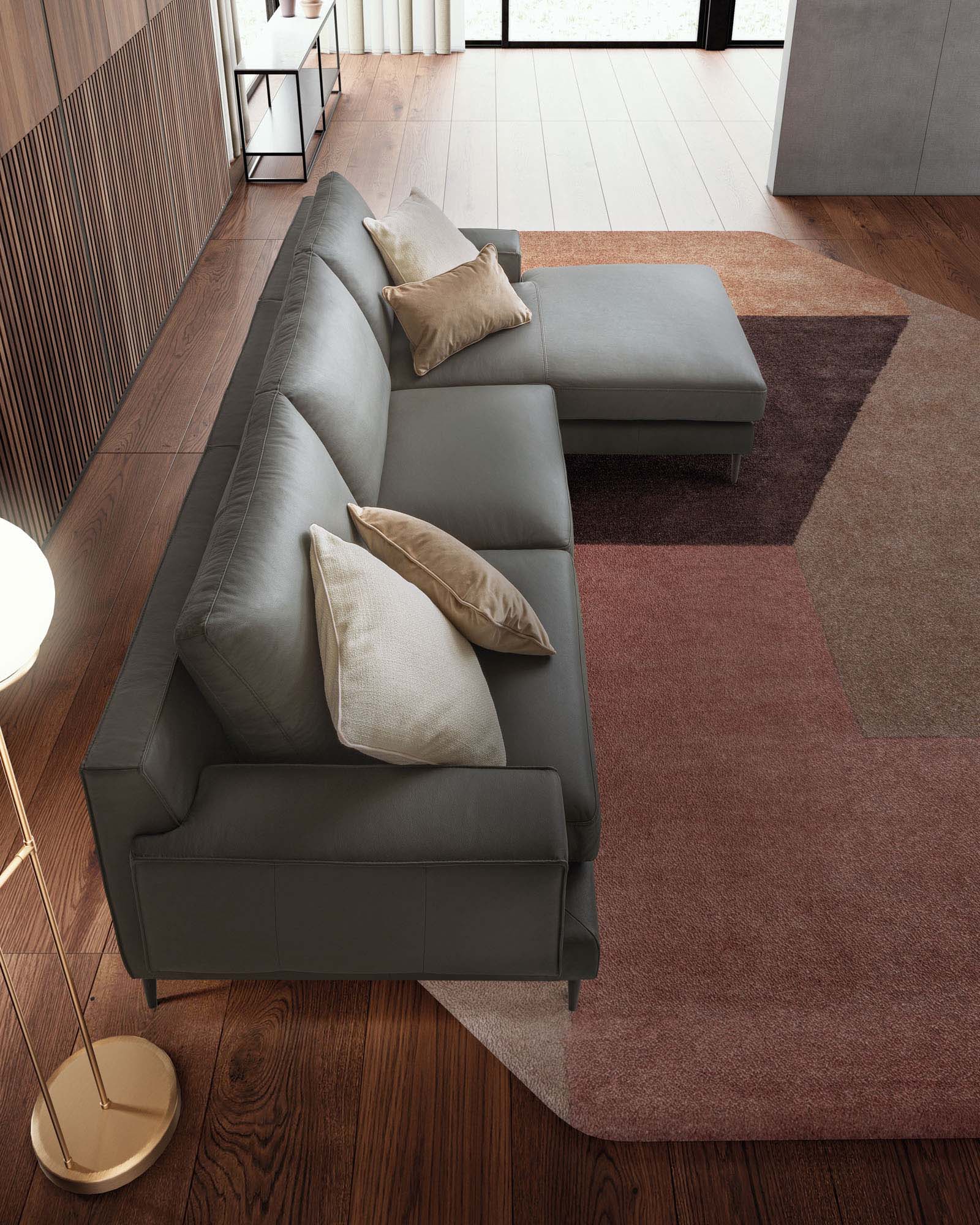 Living room furnished with a Kennedy sofa in grey leather with chaise longue