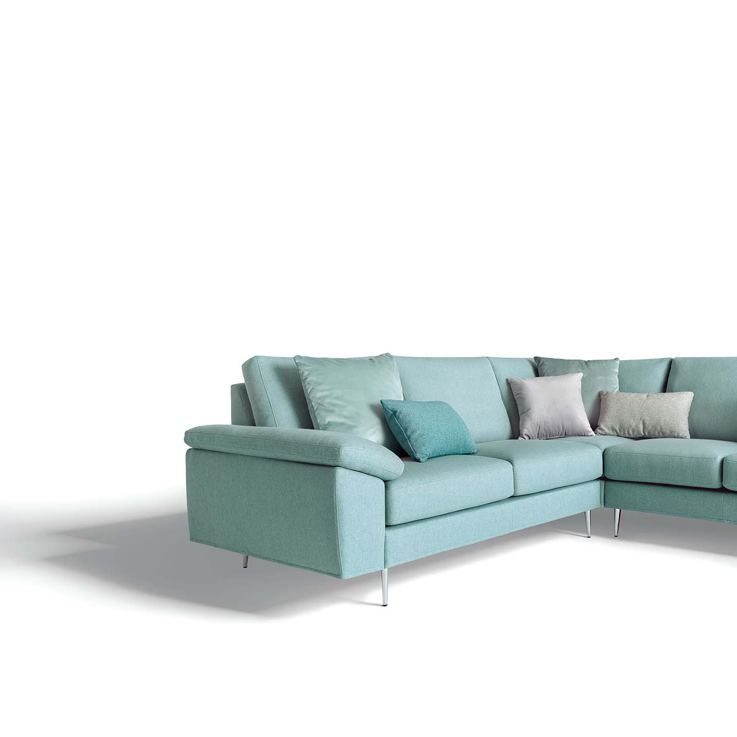 Corner perspective of the Sfinge sofa with backrest that runs along the entire perimeter of the sofa