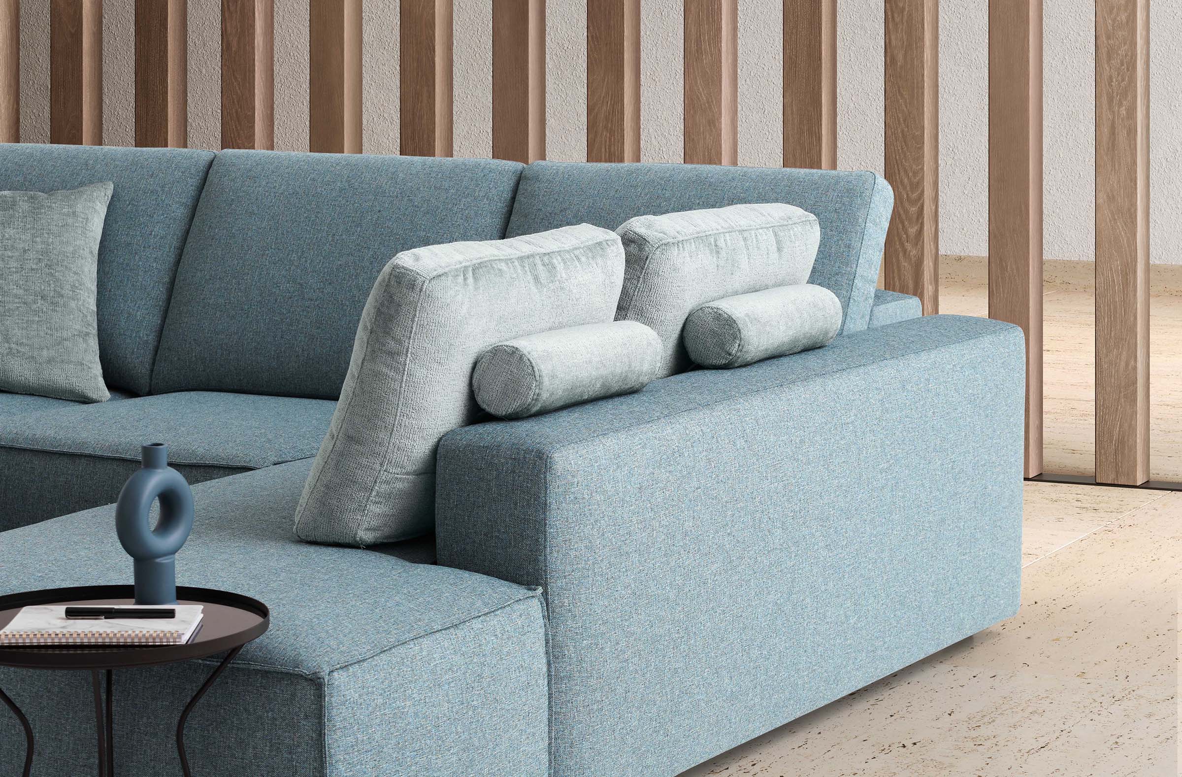 Sofa with chaise longue that becomes a backrest thanks to two cushions placed against the corner structure