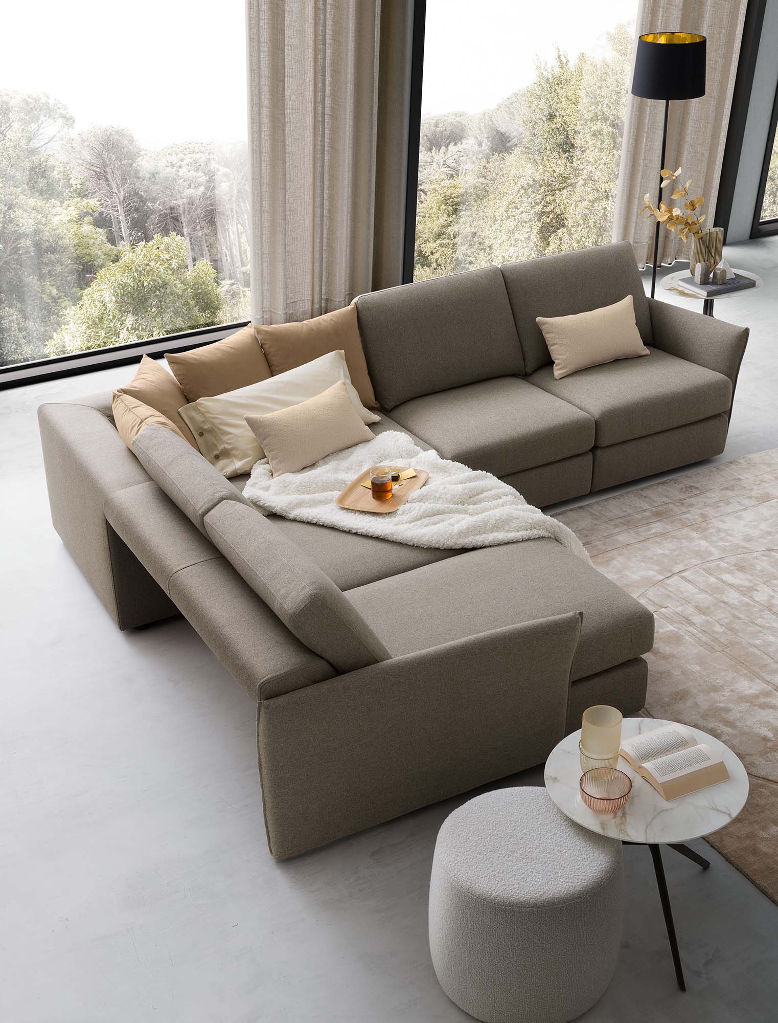 Corner sofa with pull-out seats that open up deep, creating a comfortable relaxation corner for resting