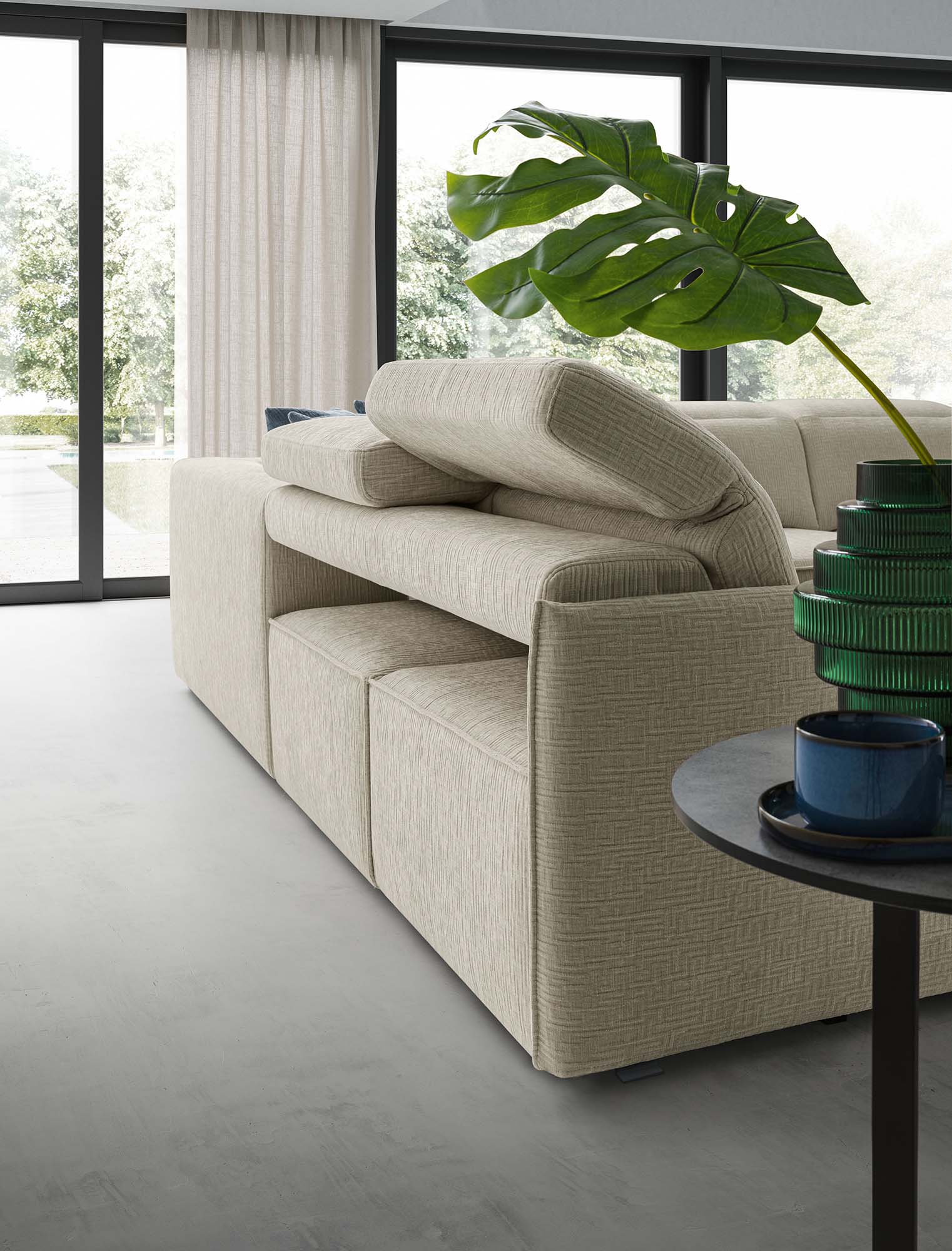 No bulk on the back of a sofa with pull-out seats and adjustable headrests.