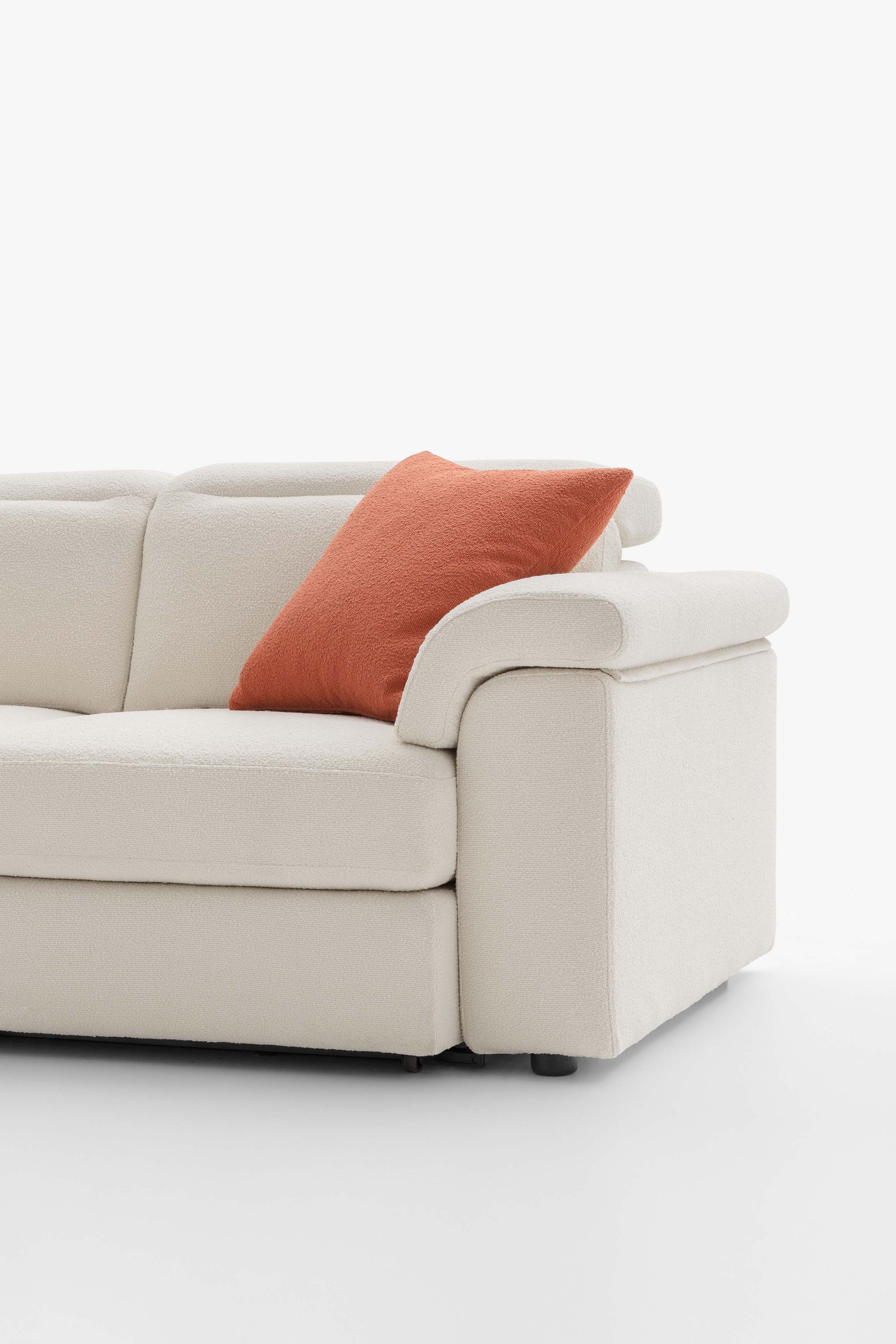 Detail of a sofa with Ali armrests by LeComfort. Swan Double sofa model.