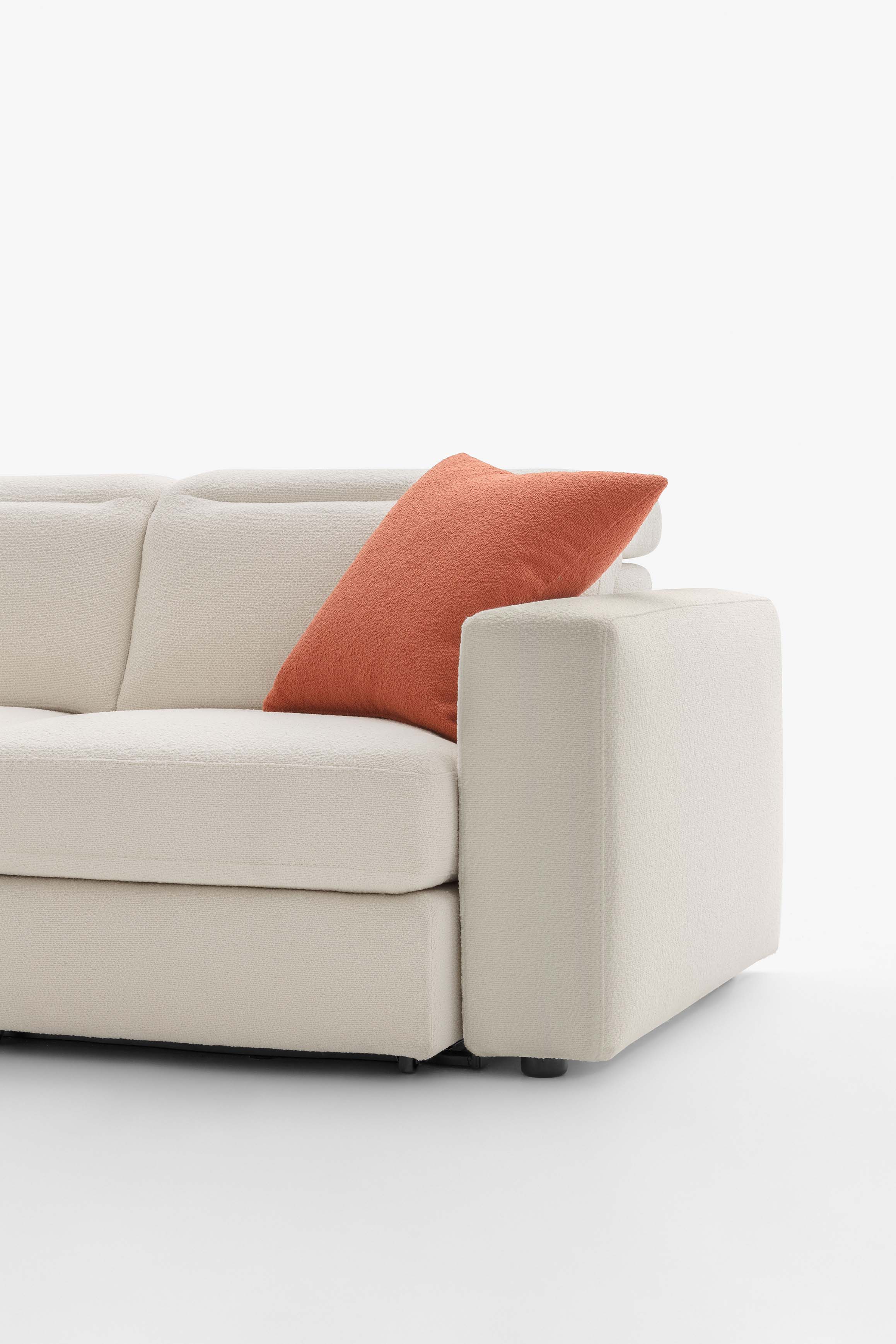 Detail of the Bai square armrest, comfortable for placing objects and for a modern and minimal decor.