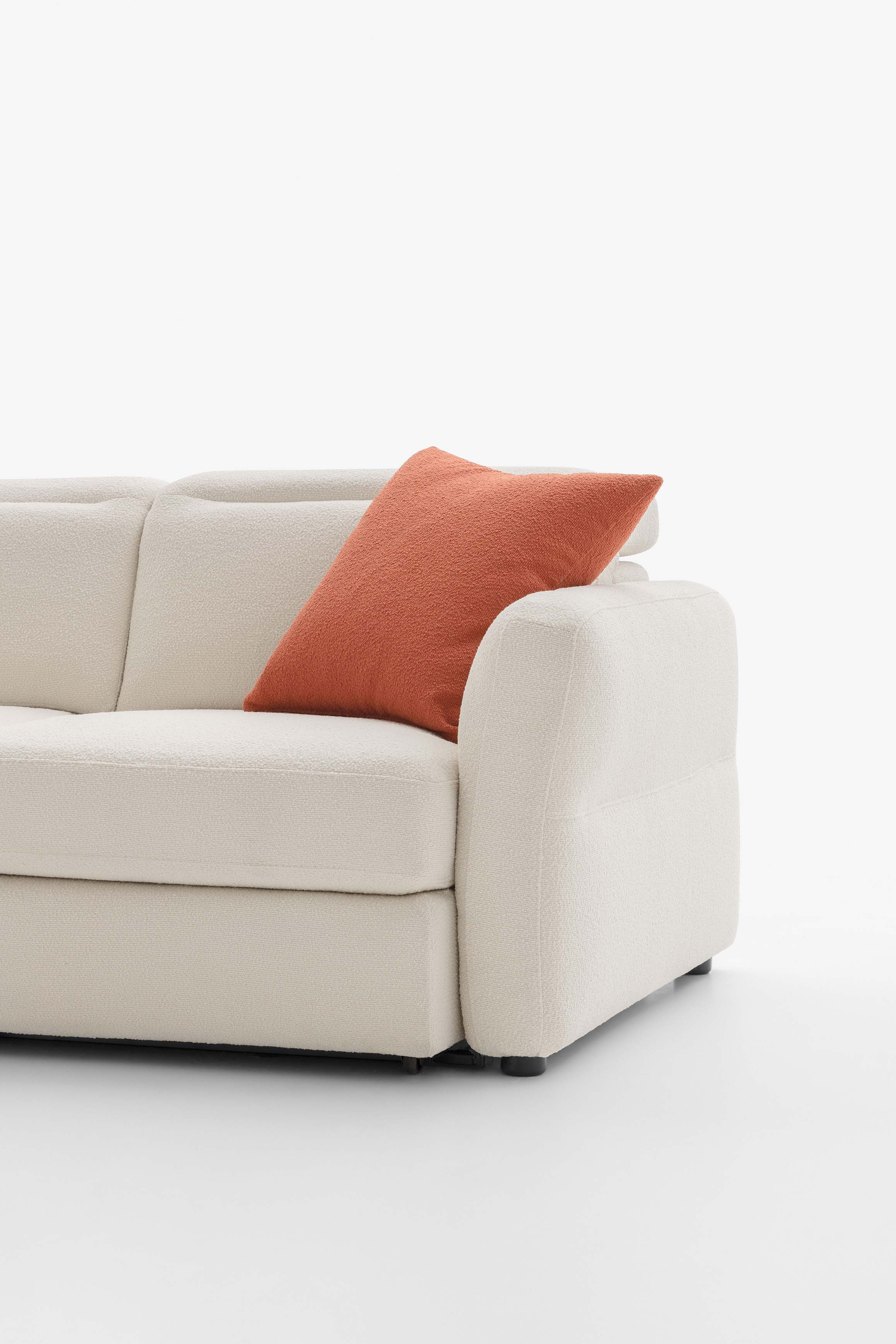 Detail of the Cio armrests with central horizontal quilting for a delicate and modern design.