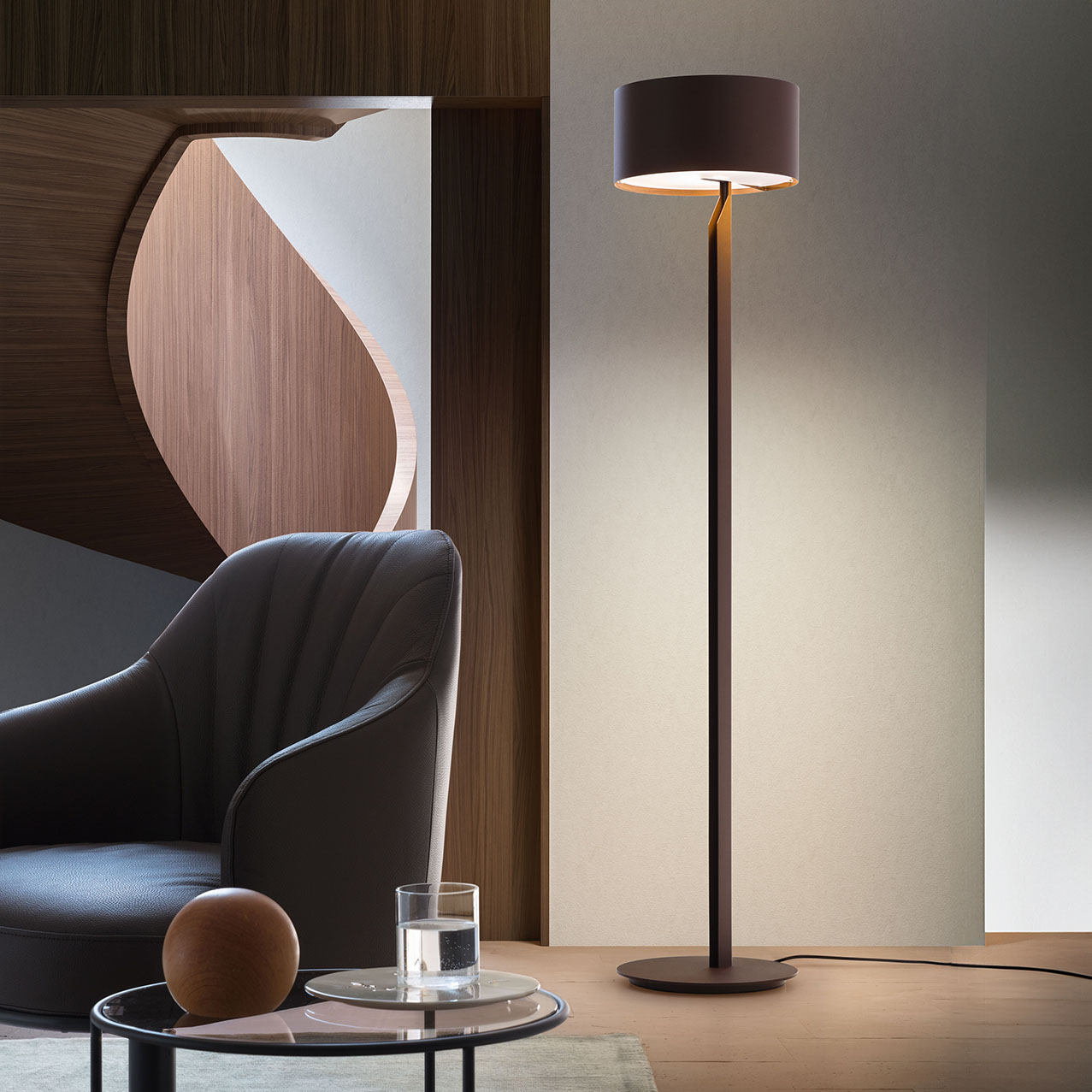 Floor lamp Living room with a modern corten-colored floor lamp.