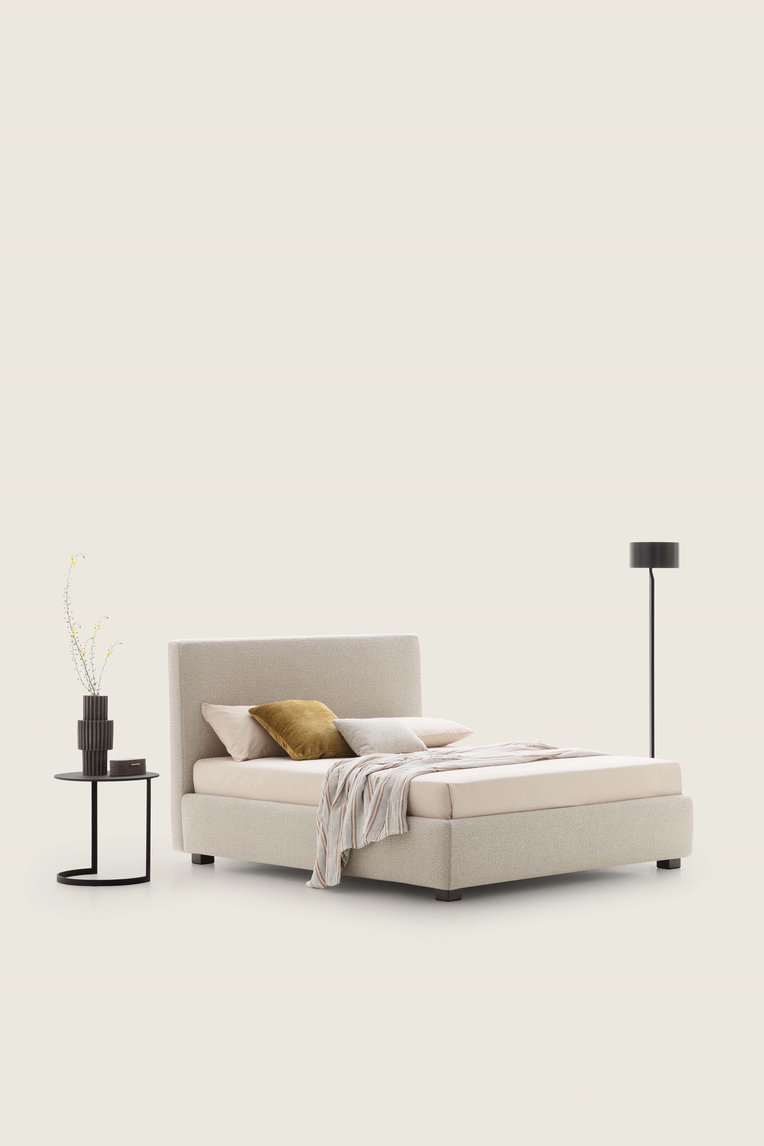 Creamy white bed with evident textures combined with modern small tables and lamps