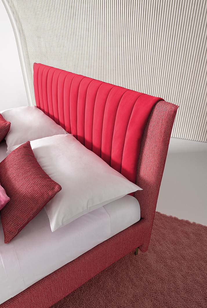 Detail of the headboard with vertical quilting of the Phlox bed