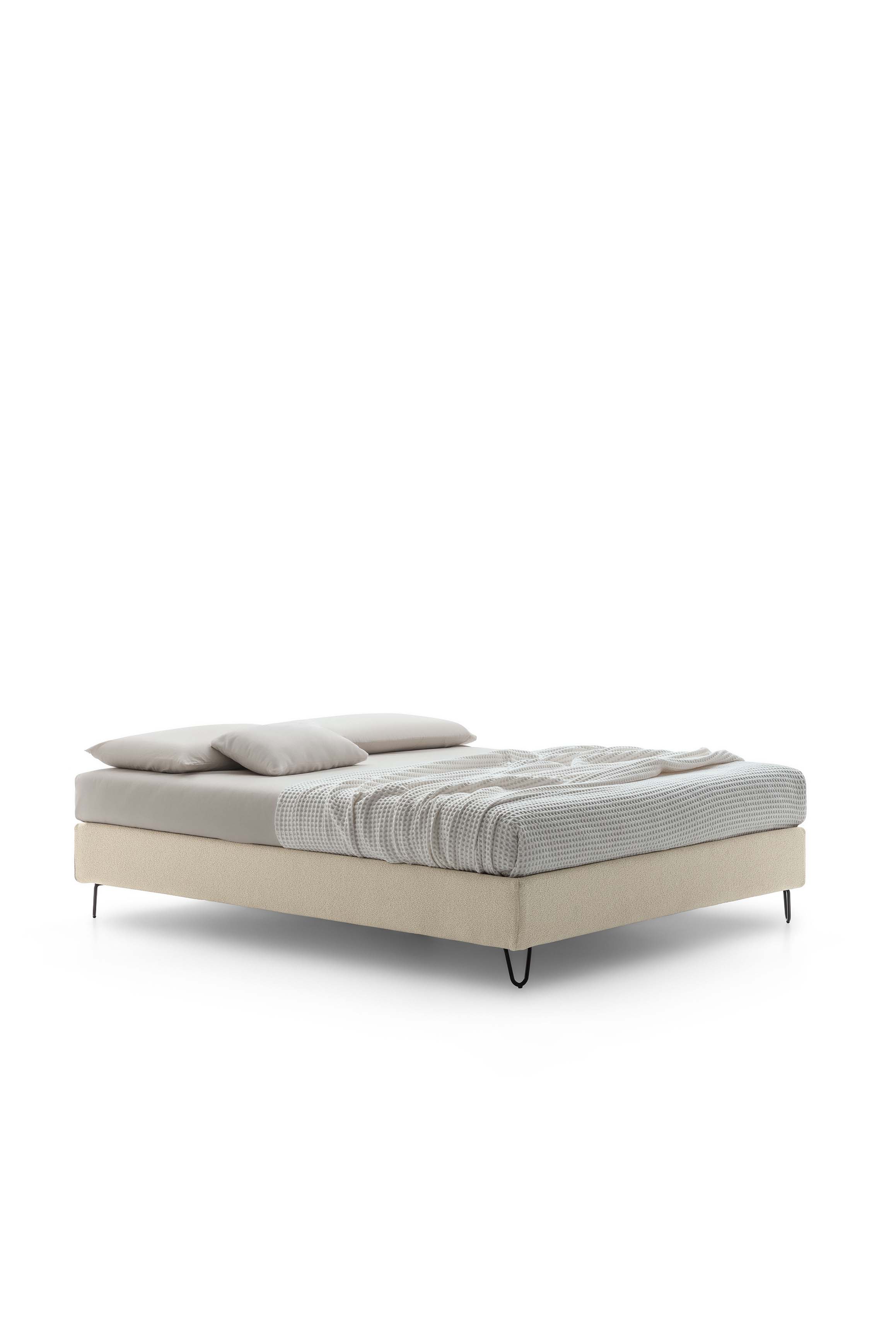 Bed without headboard with designer painted metal feet