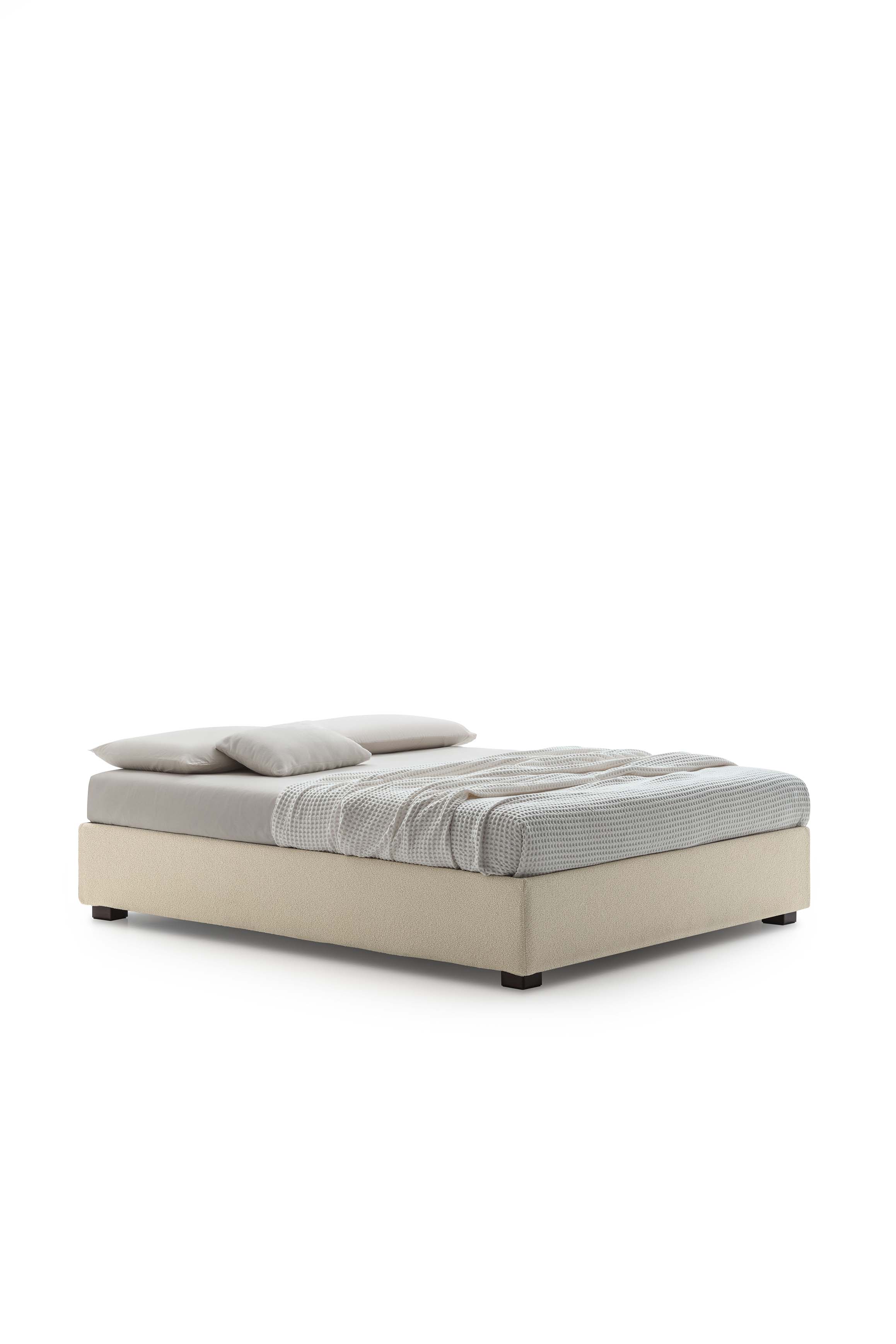 Bed without headboard with low round feet