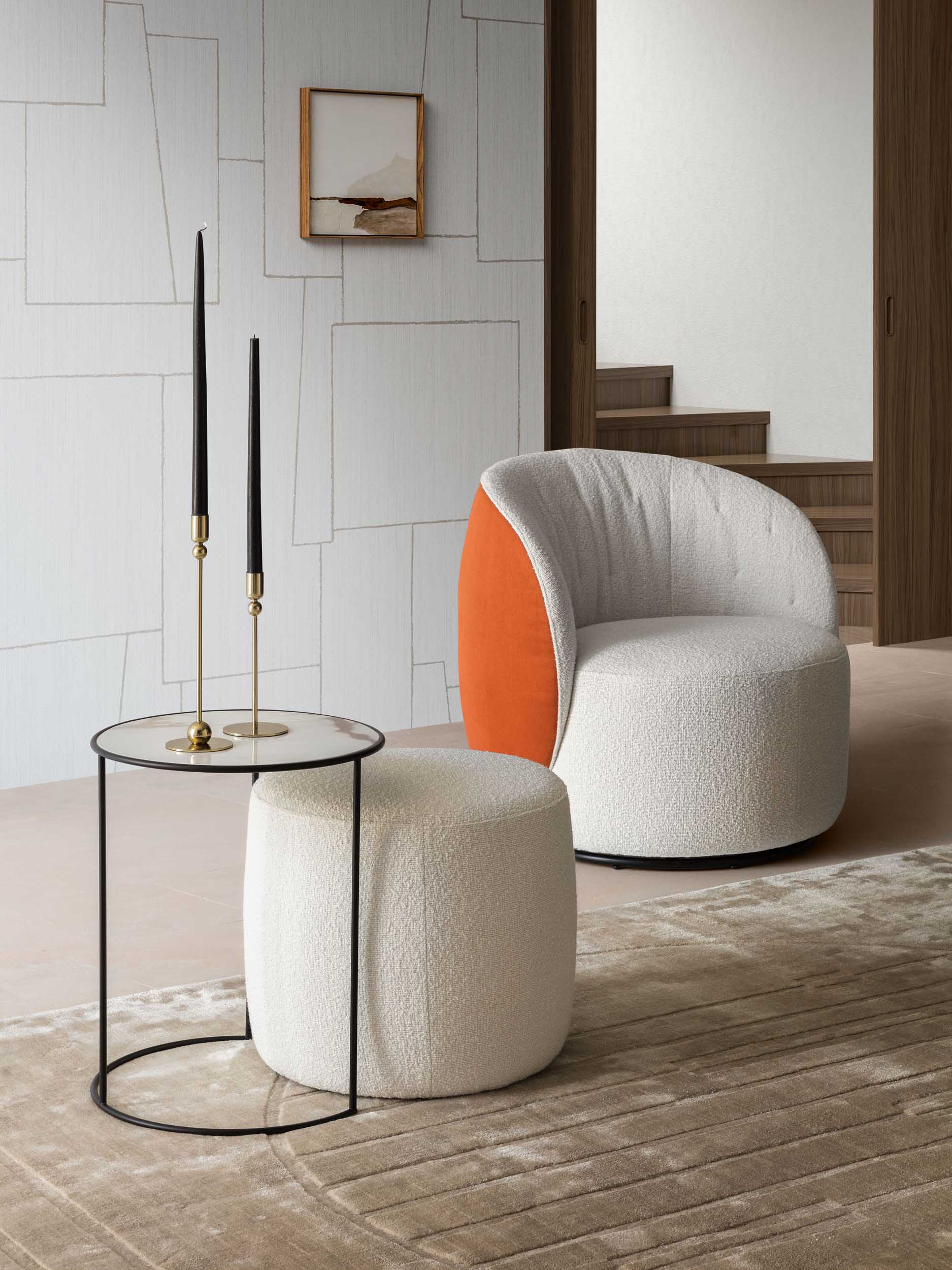 Table with a transparent top that fits into a pouf